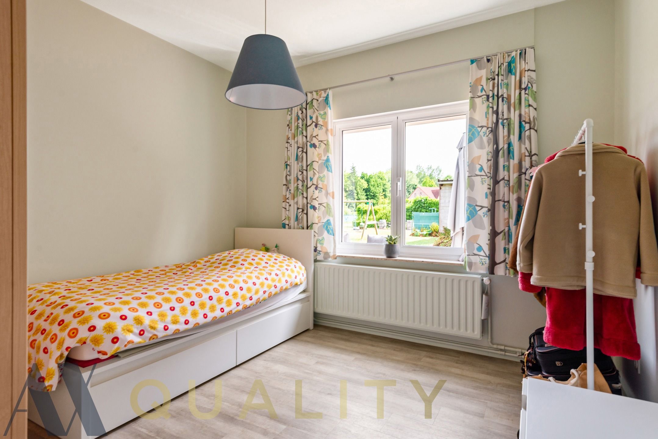 Instapklare villa/bungalow met aansluitend een kantoorruimte/handelsgelijkvloers op ruim perceel van +/- 30 are. Meerdere parkeerplaatsen foto 13