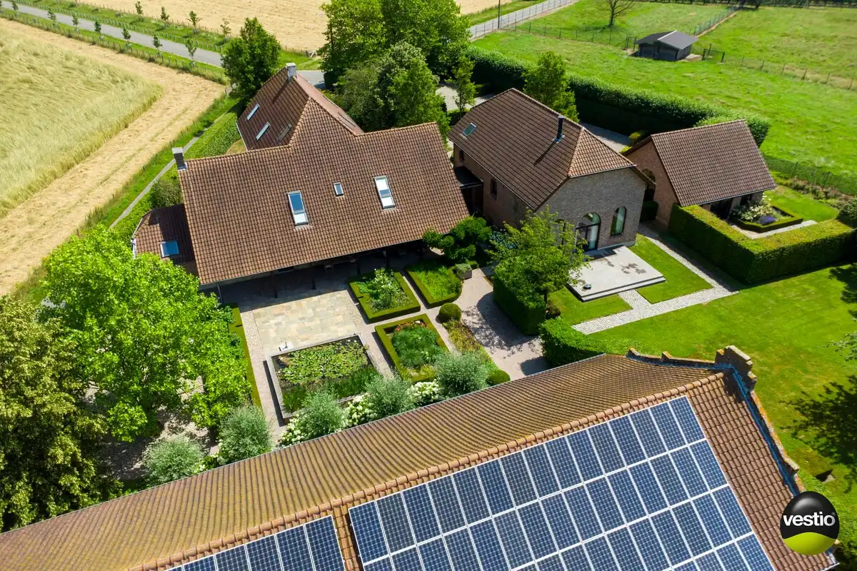 EXCLUSIEVE HOEVE MET MEERDERE WOONGEDEELTES, ATELIER, STALLING en AANPALENDE WEIDE OP CA. 1,6 HECTARE NABIJ DOMEIN NIEUWENHOVEN. foto 8