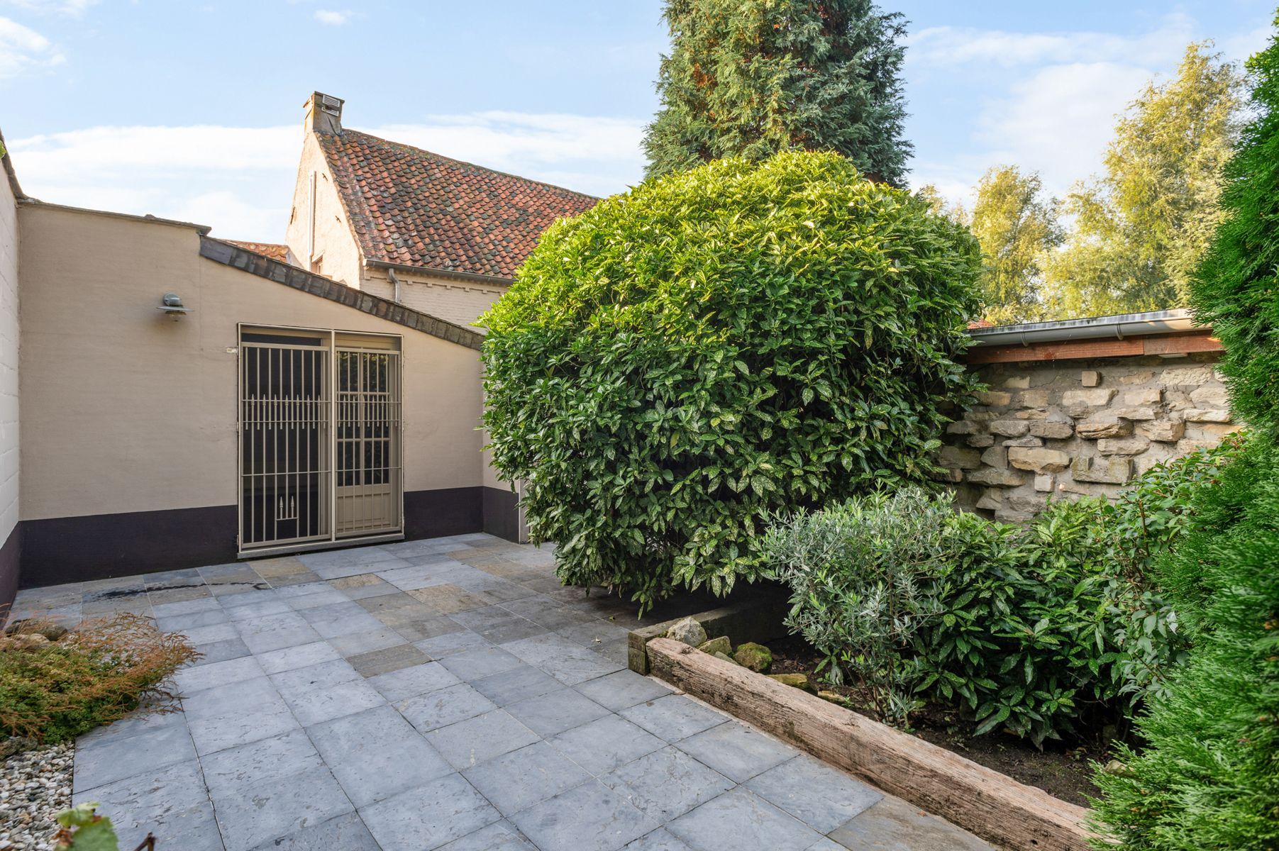Gerenoveerde hoevewoning met praktijk en paardenstallen.  foto 36