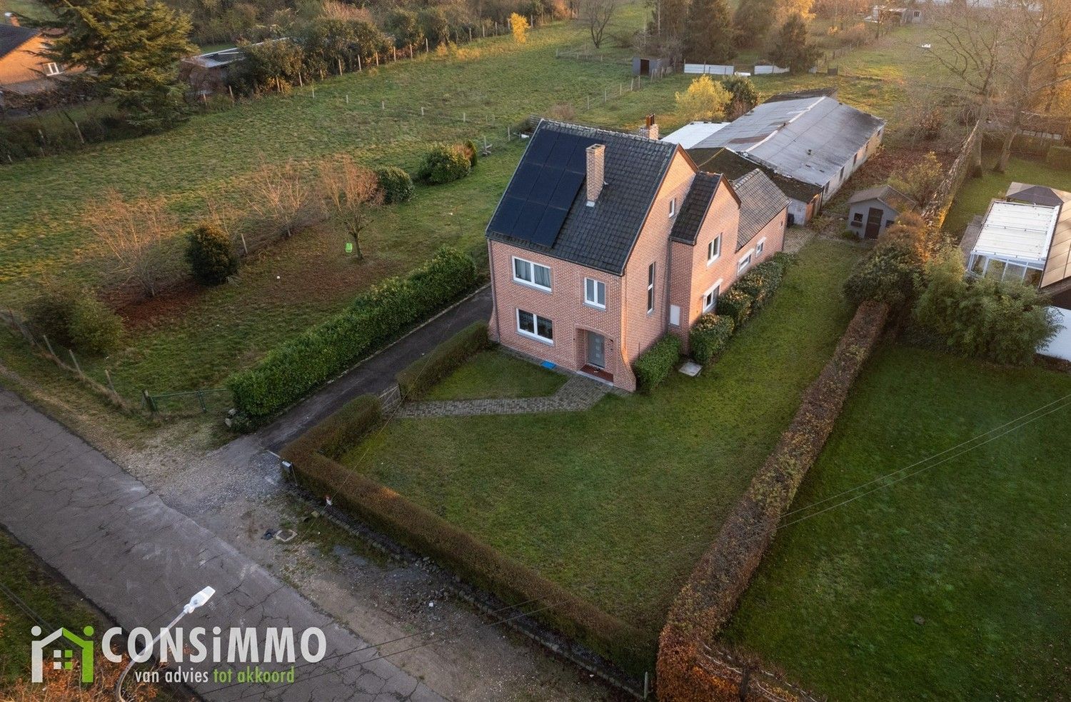 Ruime vrijstaande woning met 5 slaapkamers, loods en 50a perceel in Genk-Zuid foto {{pictureIndex}}