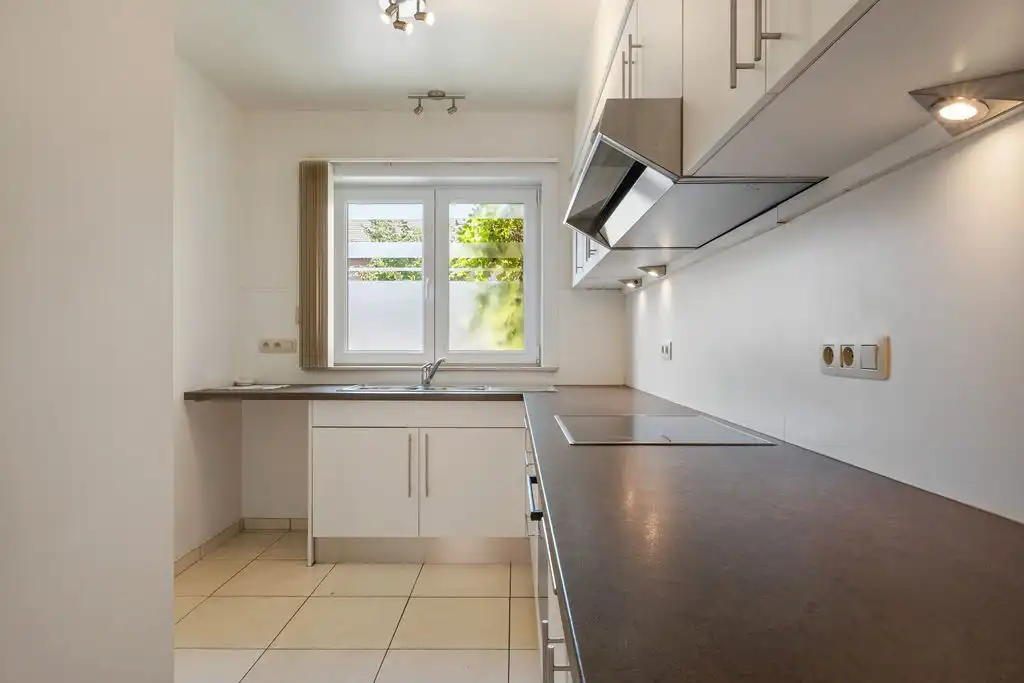 Recente woning met 2 slaapkamers, koer en privatieve parkeerplaats in het centrum van Celles! foto 6