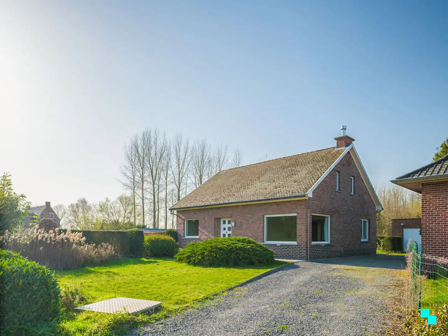 Hoofdfoto van de publicatie: Te renoveren woning met garage en unieke tuingrond grenzend aan het bos