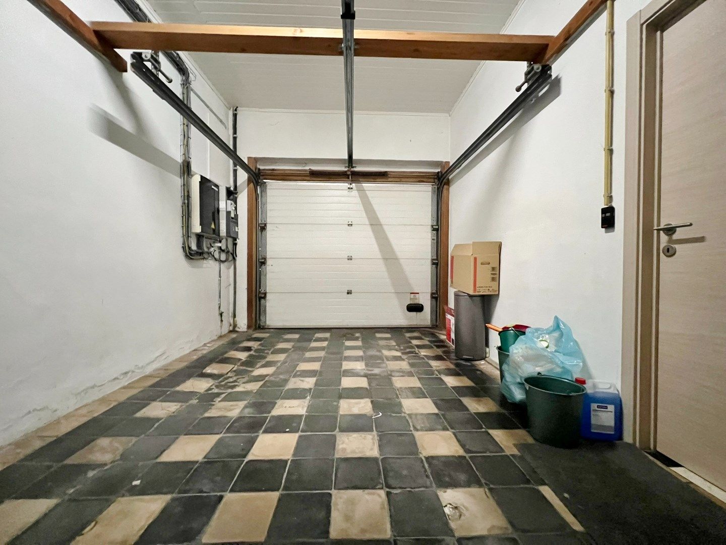 Rijwoning in de dorpskern met garage en zonnige tuin met open zicht over de velden.  foto 9