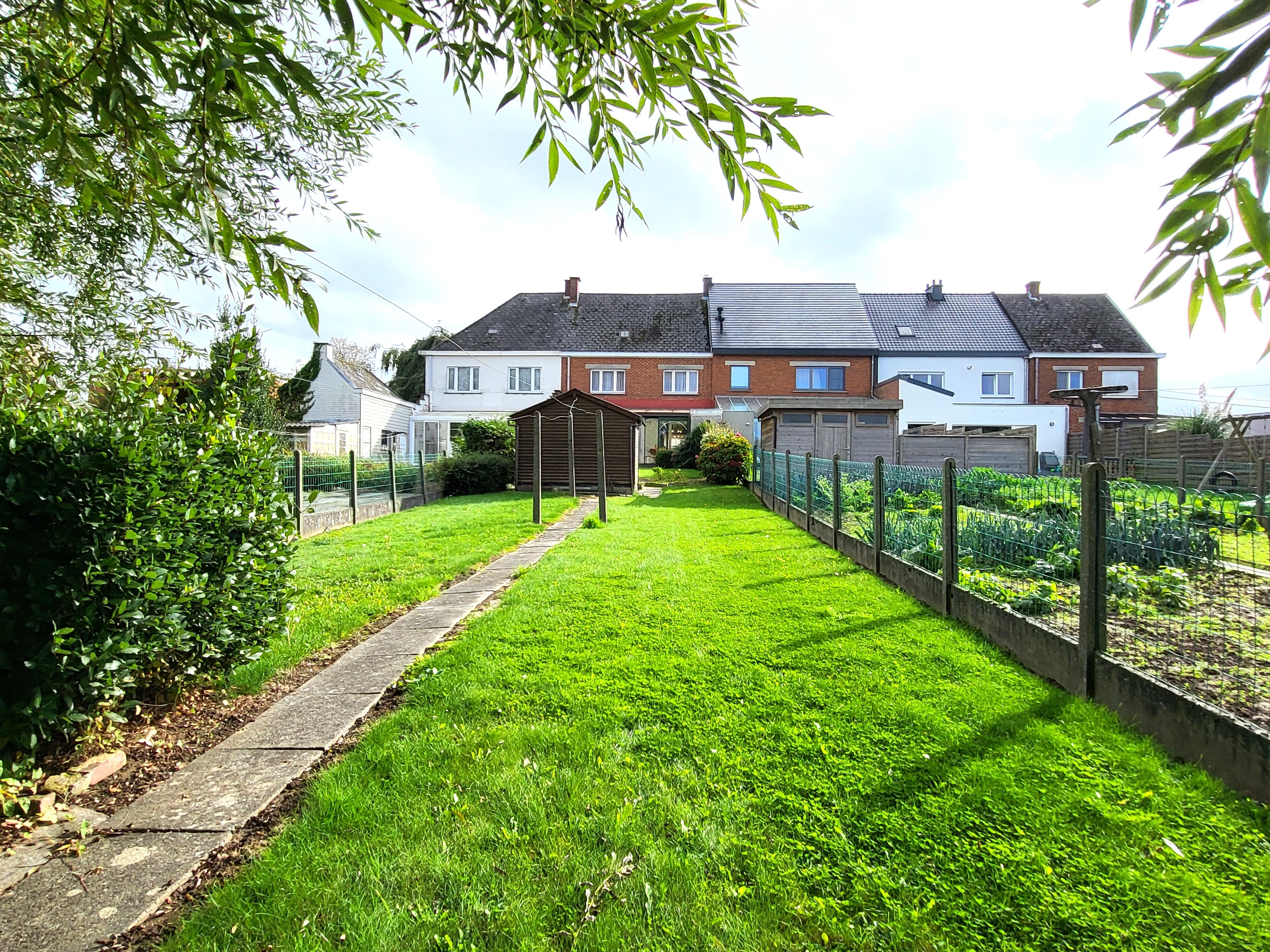 Prachtig onderhouden woning op 470m² met zonnige tuin en toegang achteraan via een poortje.  foto 6