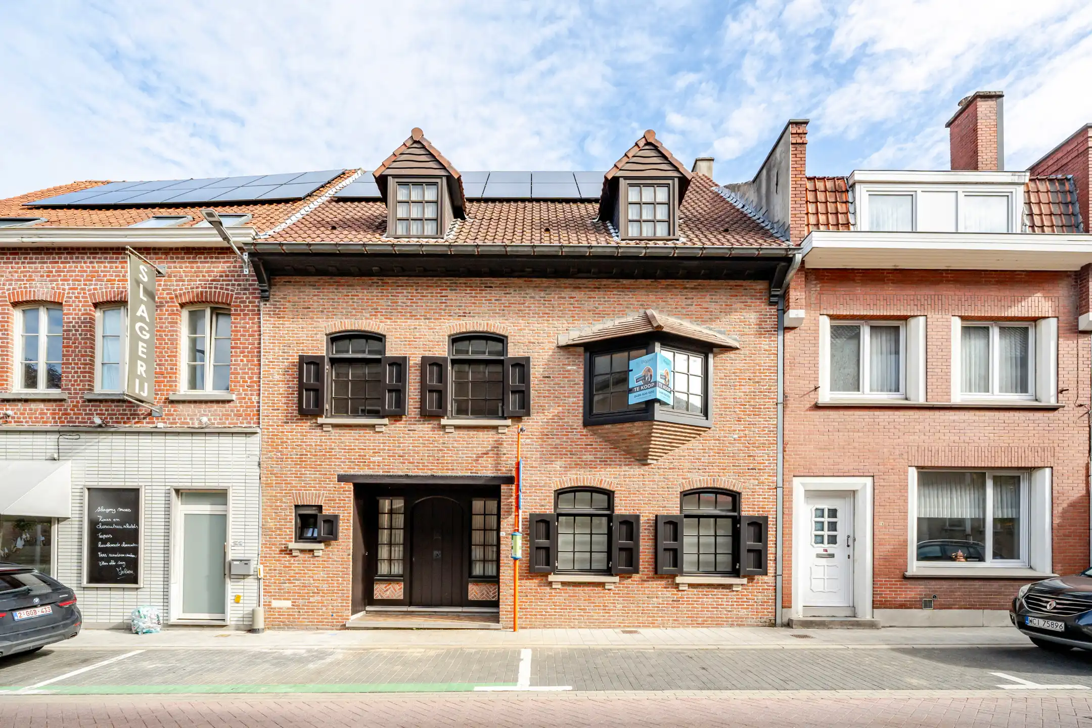 Charmante herenwoning met uitweg achteraan (3 garages).  foto {{pictureIndex}}