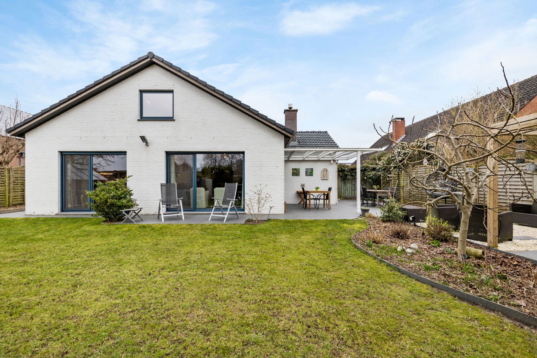 Instapklare bungalow met prachtige tuin, 4 slpks en garage foto 3