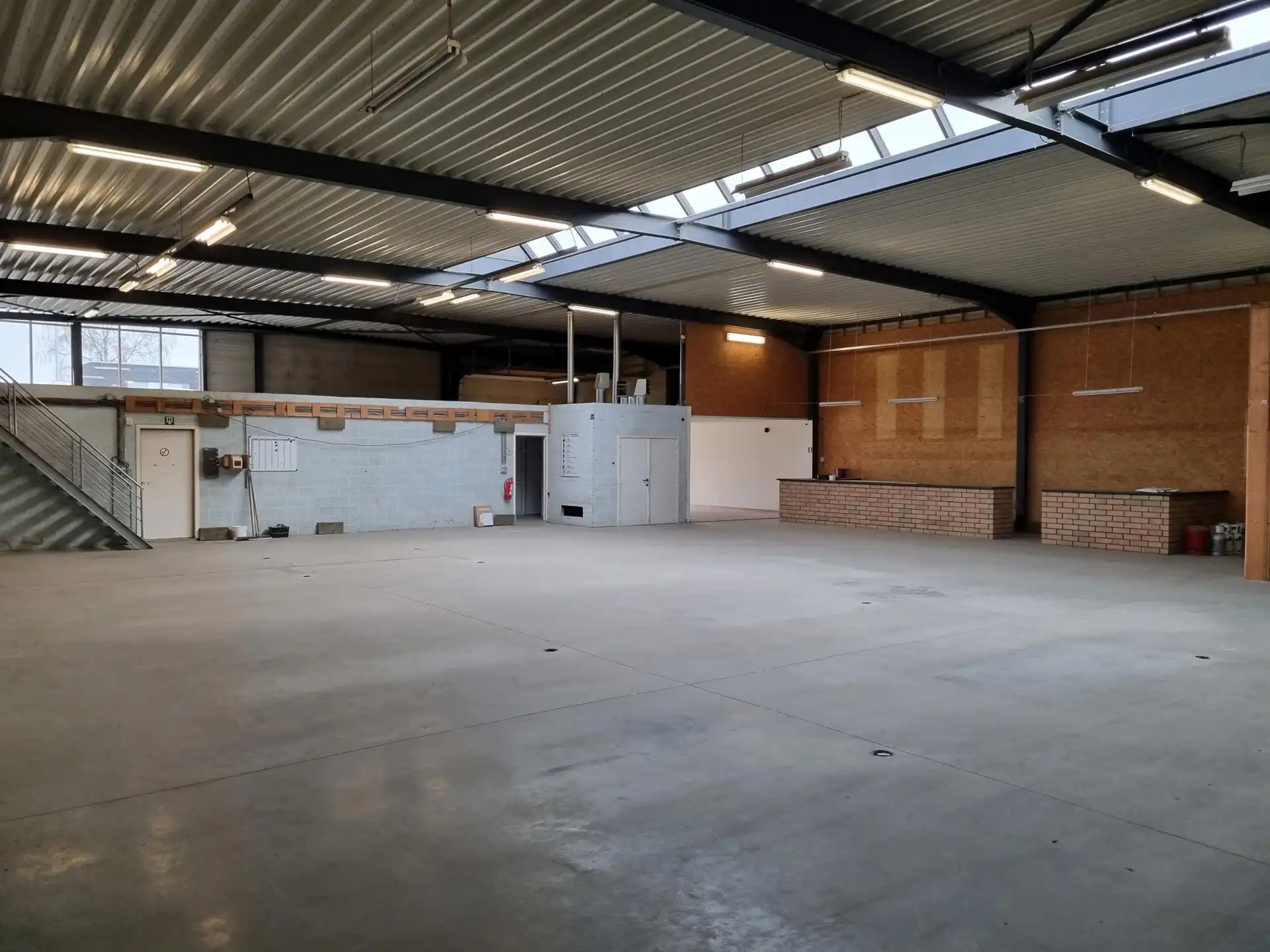 TE HUUR: bedrijfsgebouw van 1200m² met kantoren foto 6