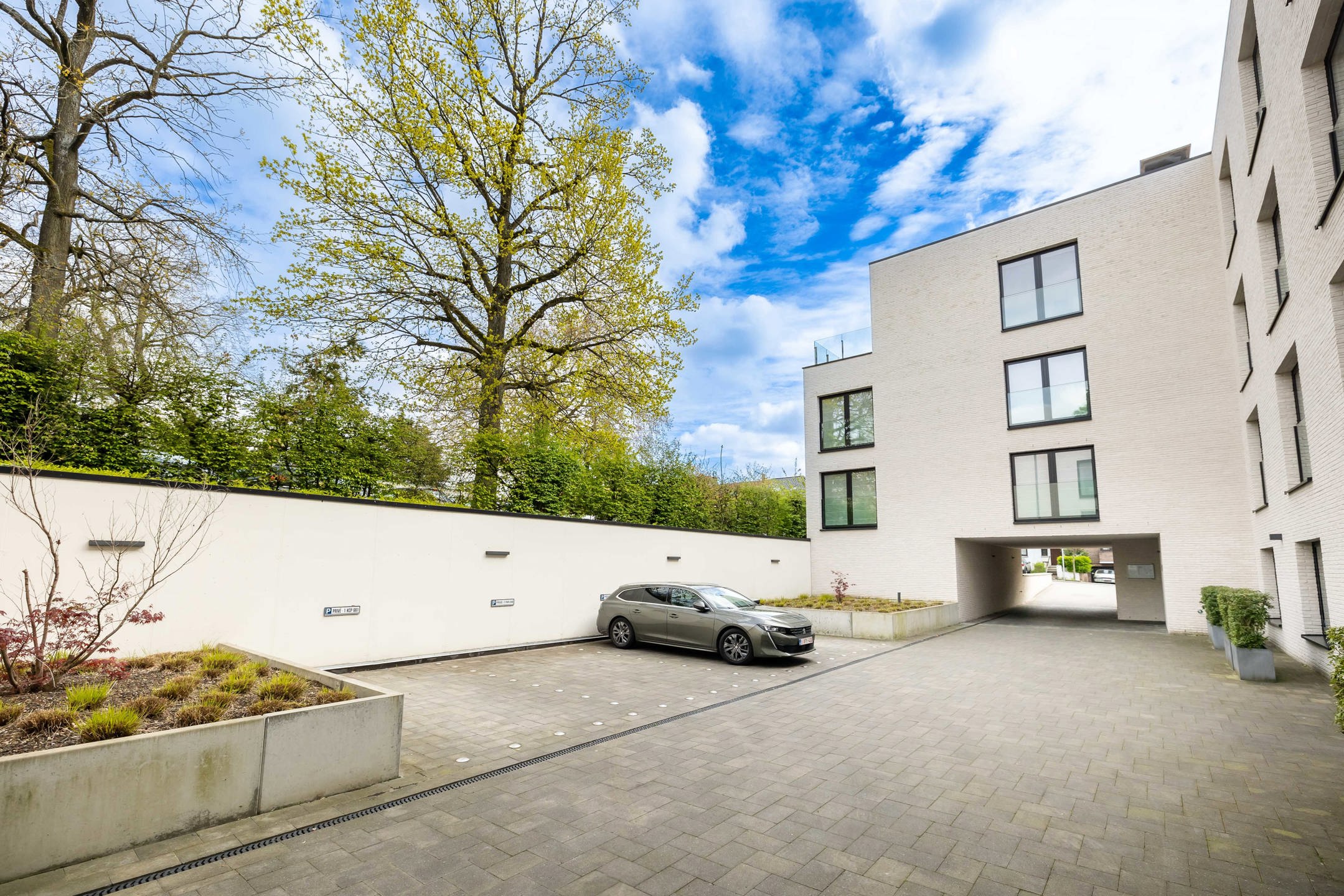 Gatti de Gamond wijk, binnen parkeerplaats foto 3