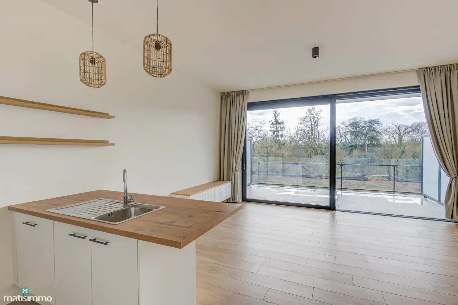 GELIJKSVLOERS APPARTEMENT MET ZUIDGERICHT TERRAS GELEGEN NABIJ HET CENTRUM VAN BILZEN foto 4