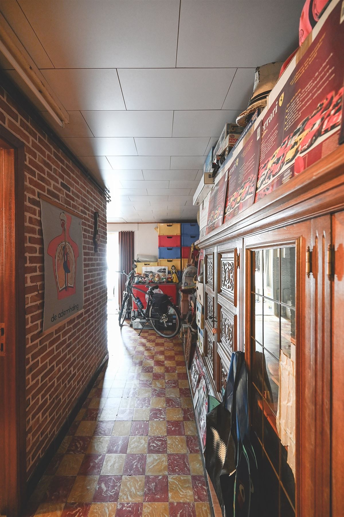 Gelegen in de rustige Voogdijstraat, op wandelafstand van het centrum van Duffel, vind je deze eerlijke, goed onderhouden woning boordevol mogelijkheden. De huidige huurder heeft ze jarenlang met zorg bewoond, maar een frisse wind – en een beetje lie foto 17