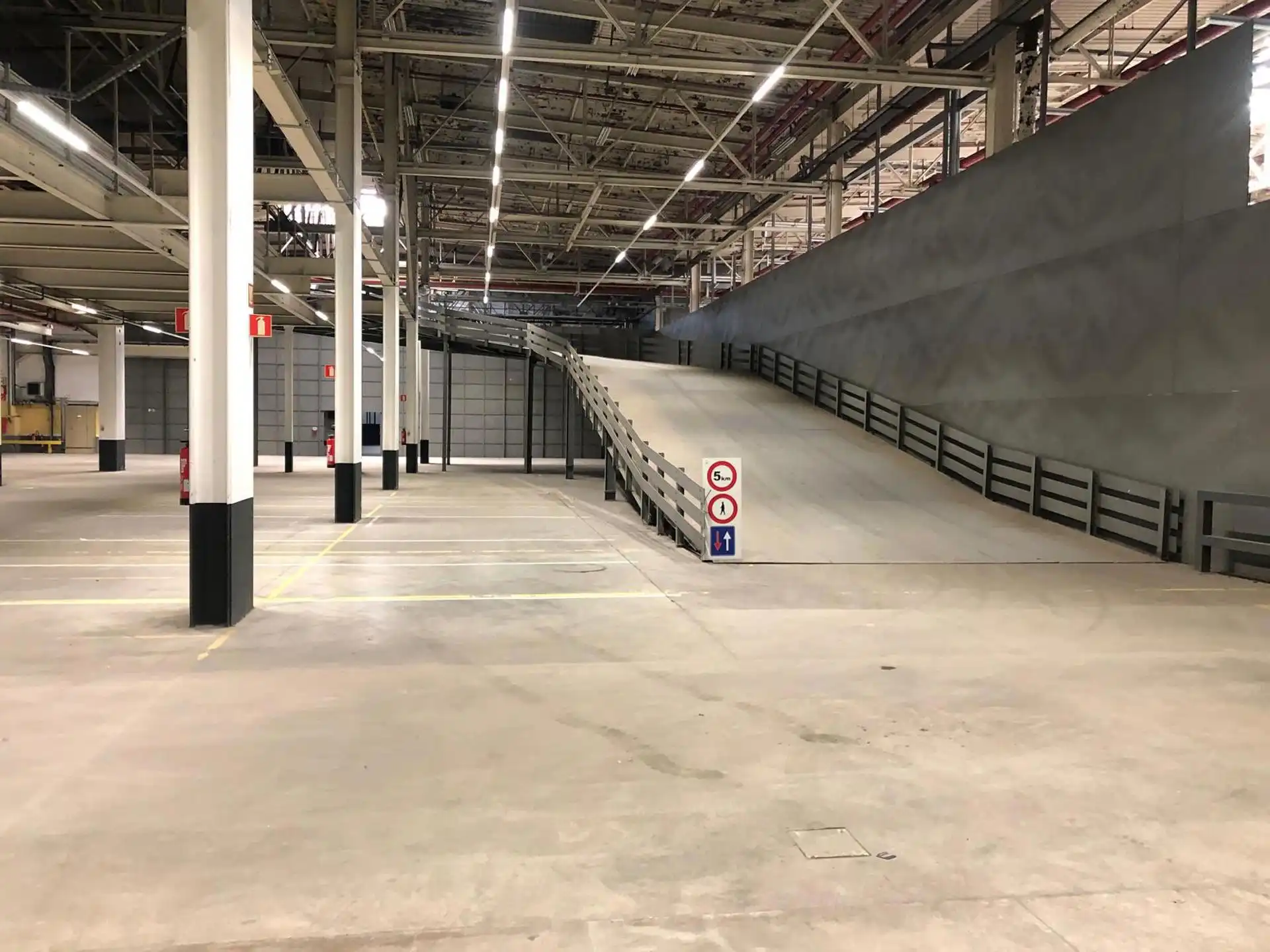 Magazijn van ca. 10.000m²  verdeeld over 2 verdiepingen glv 7.000m² en 1ste V 3.000m²  te Vilvoorde foto 3