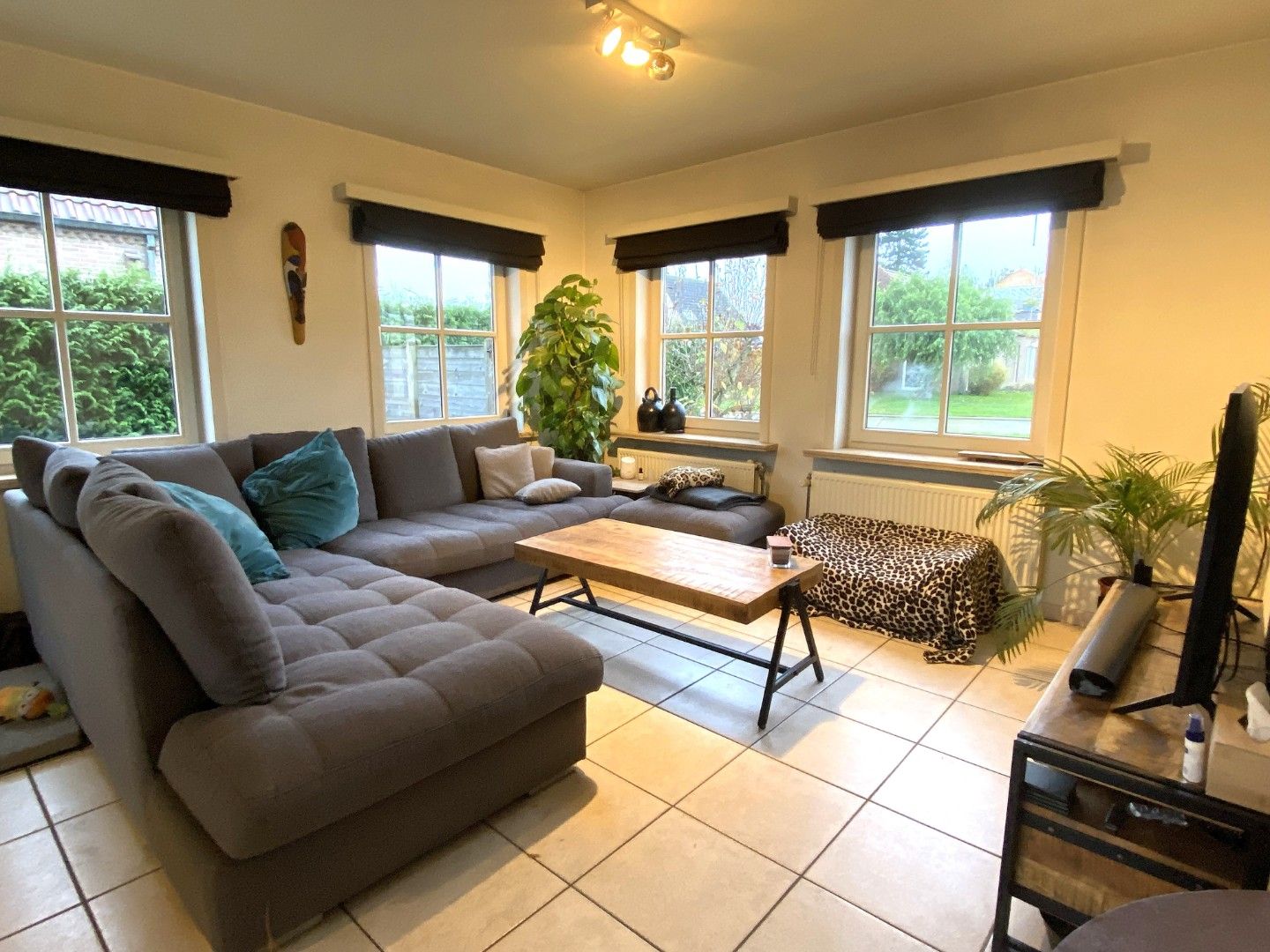 Ruime gezinswoning in een residentiële omgeving foto 2