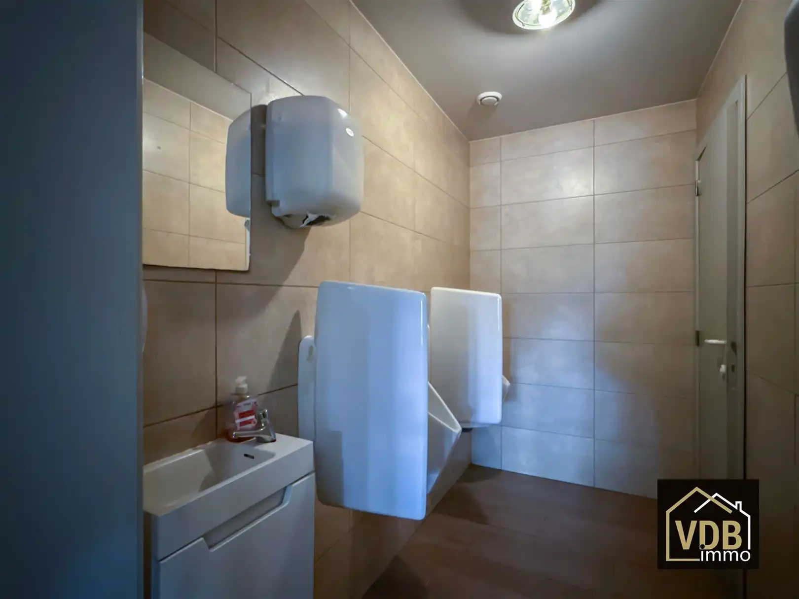 HANDELSHUIS MET WOONST foto 15