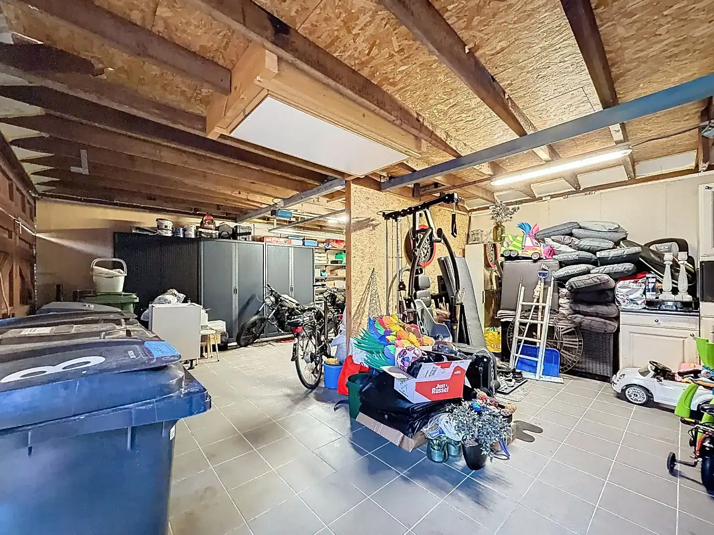 Instapklare twee-onder-een-kapwoning met uitbouw, luxe overkapping en zonnige tuin op het westen  foto 45