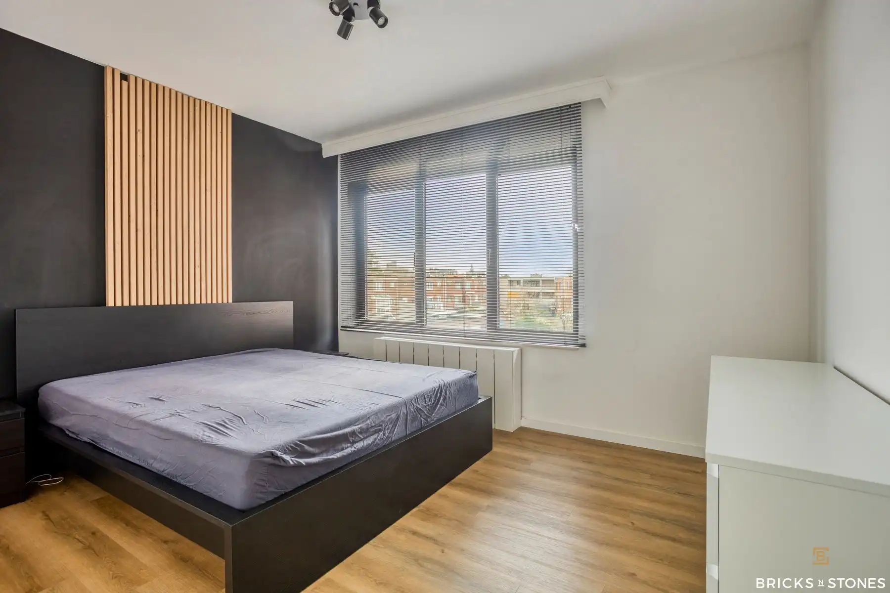 Gerenoveerd 2-slaapkamer appartement met terras foto 8