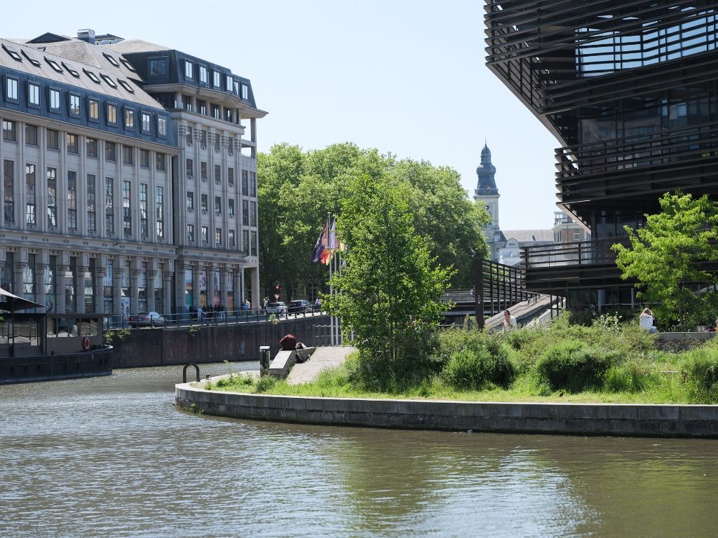 Architecturale handelsruimte op een absolute toplocatie foto 10