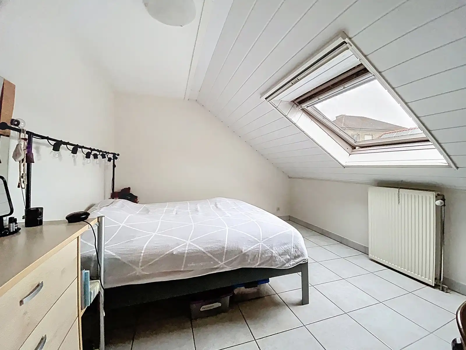 Halfopen woning met 3 slpks, terras en garage, €980/maand. foto 4