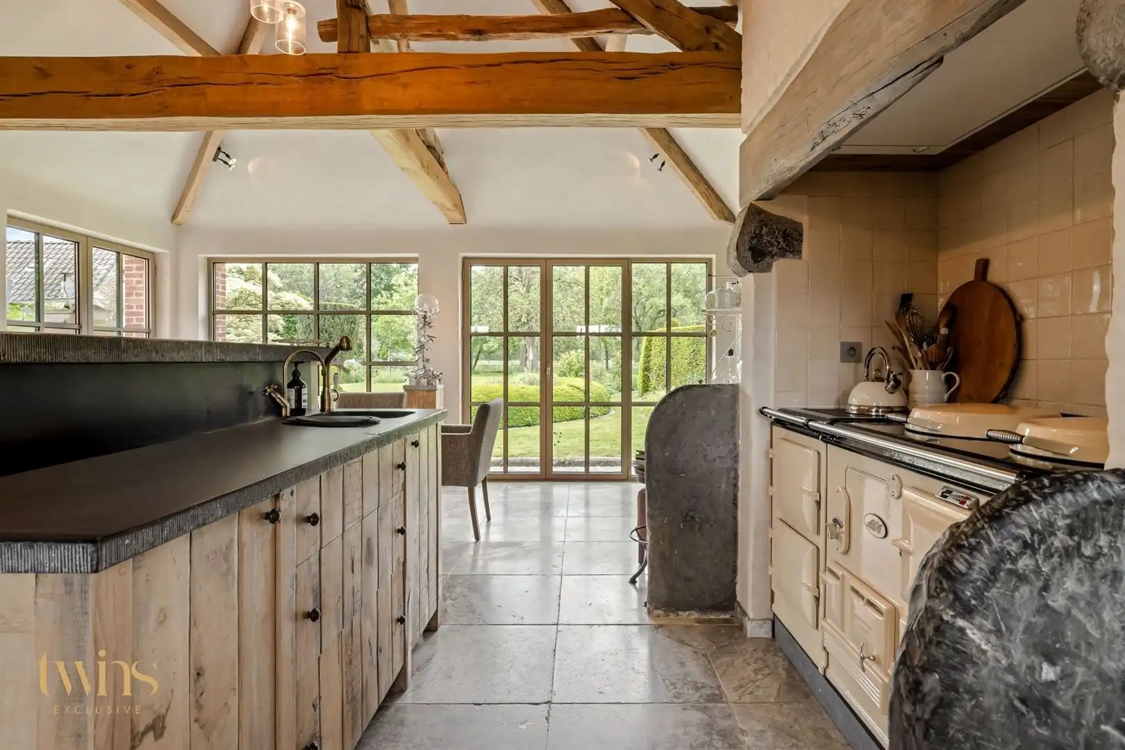 Exclusief wonen in de geliefde gerenoveerde Patershoeve te Buggenhout  foto 17