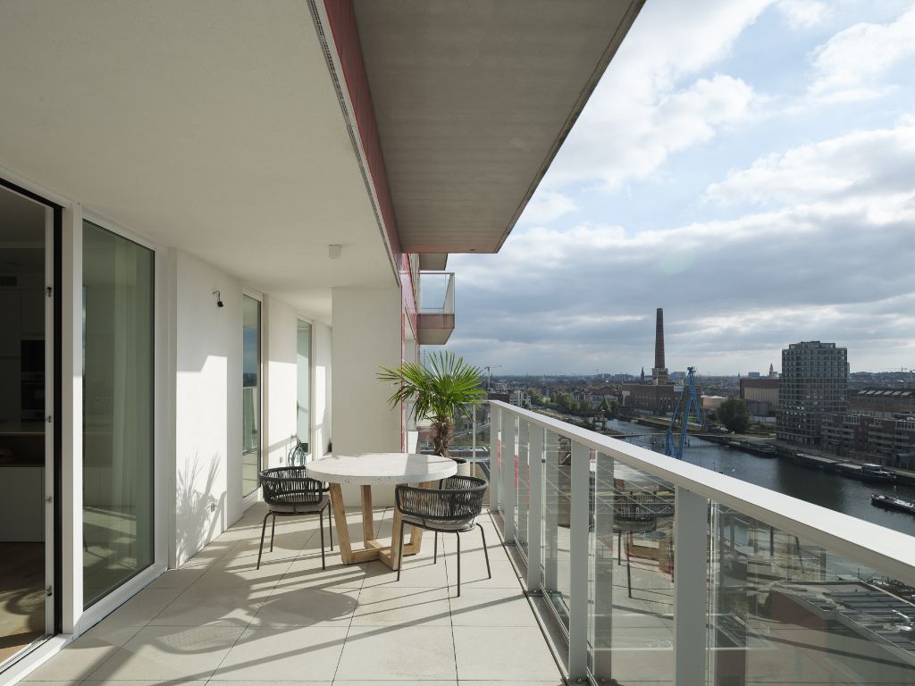 Luxe appartement (BJ 2020) met een adembenemend zicht over het water en de stad. foto 8