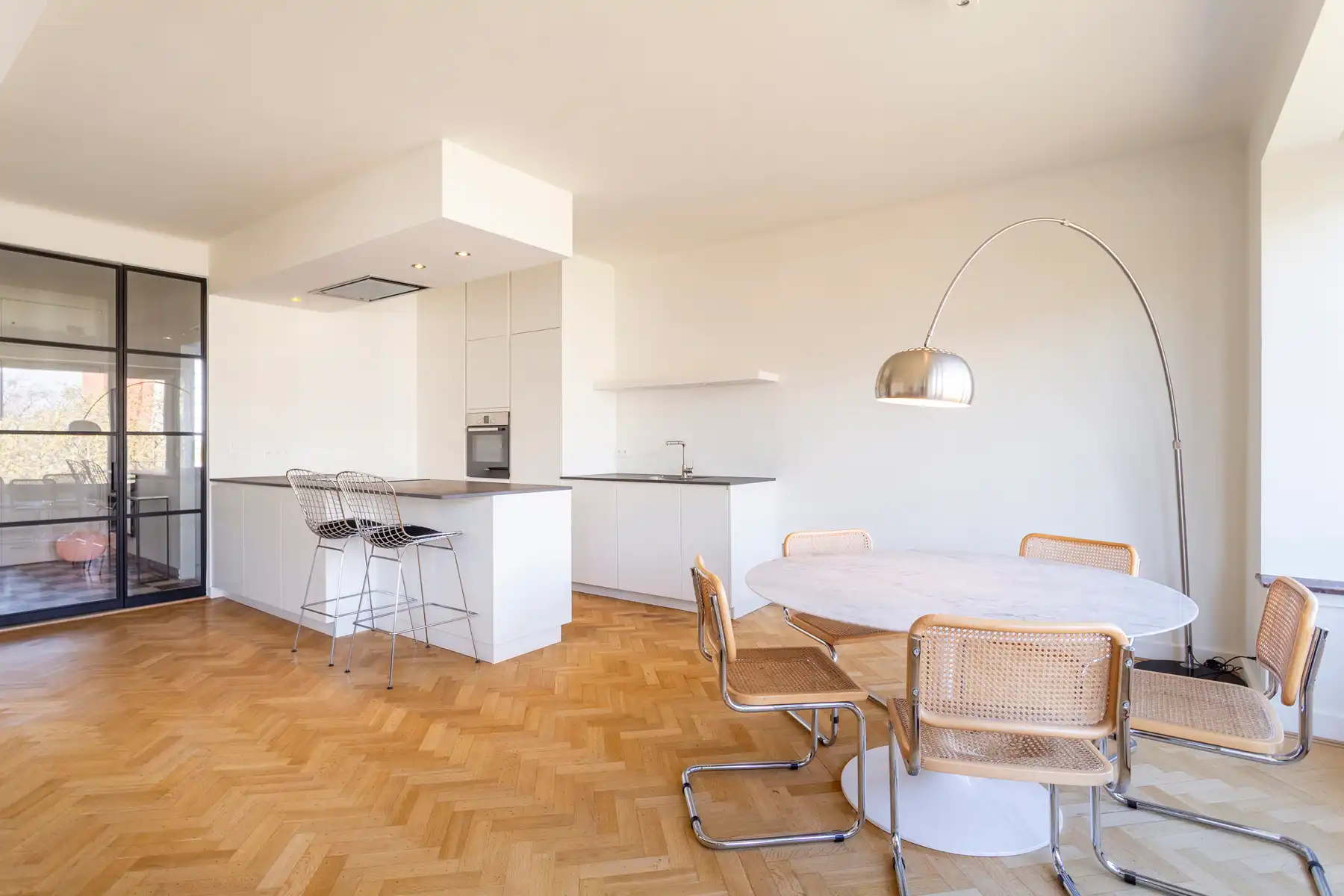 Ruim en lichtrijk appartement met terras op toplocatie! foto 2