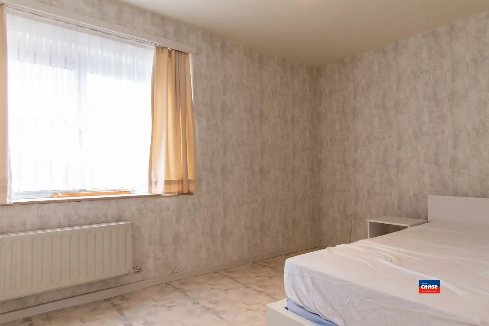 Op te frissen rijwoning met 3 slaapkamers, zolderkamer en gezellige zuid tuin. foto 17