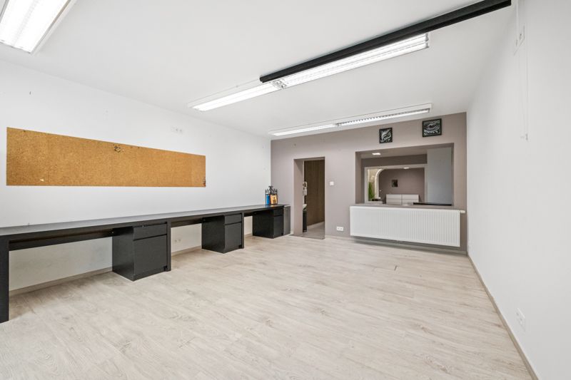 Roeselare - Stadsrand: Ruime, vernieuwde tussenwoning met 195m² woonoppervlakte & 4 slaapkamers foto 11