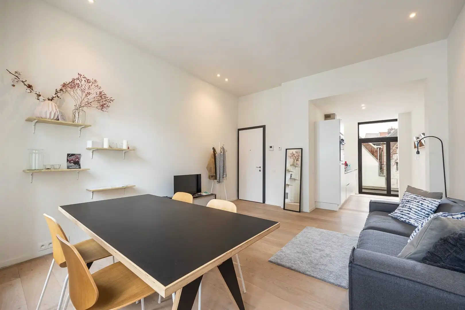 Gerenoveerd appartement met gezellig terras en één slaapkamer foto 3