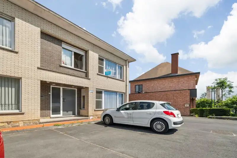 Hooglede-centrum. Stevig gebouwde woning met 3 slaapkamers op een perceel van 241 m2. Vaste huuropbrengst.  Woning rechts. foto 6