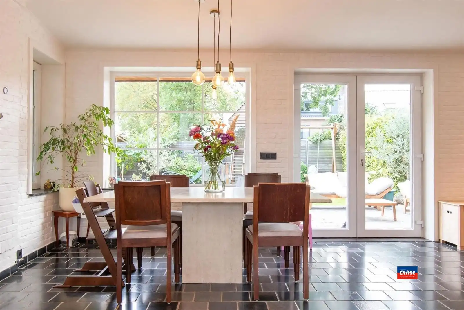 Ruime gezinswoning met drie slaapkamers, ruime tuin en oprit foto 6