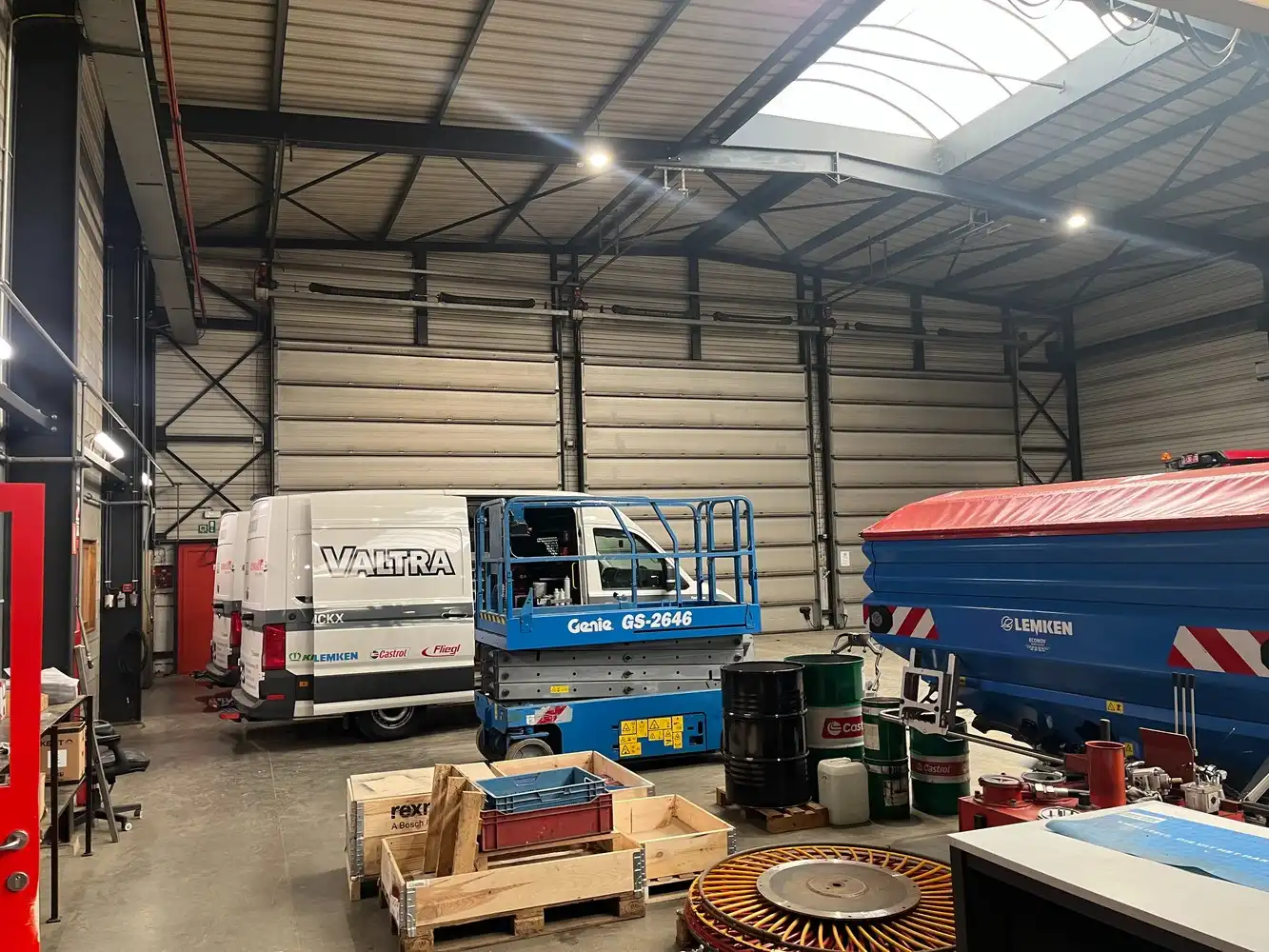 Bedrijfsgebouw met showroom foto 19