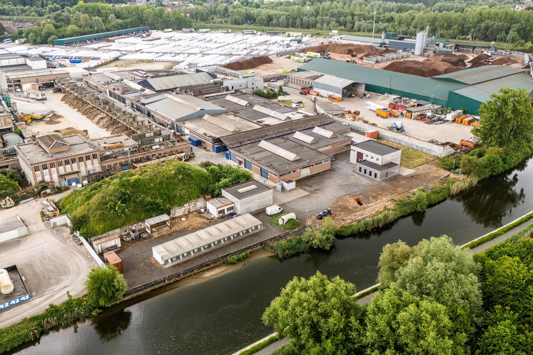 Gebouw met kantoren + woonst + loods op 3670 m2 foto 3