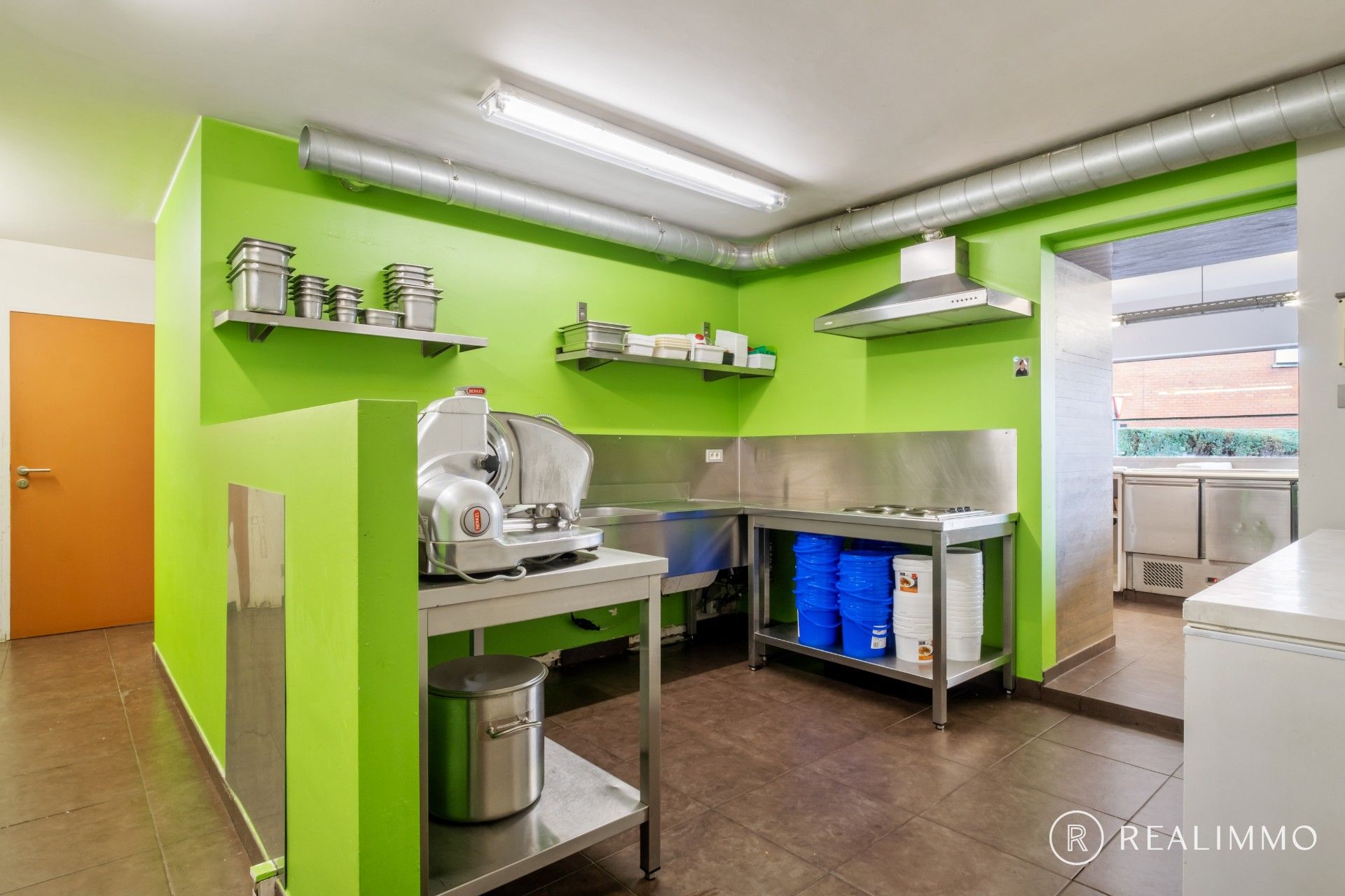 Toplocatie in Waregem – instapklaar handelspand met veel mogelijkheden foto 11