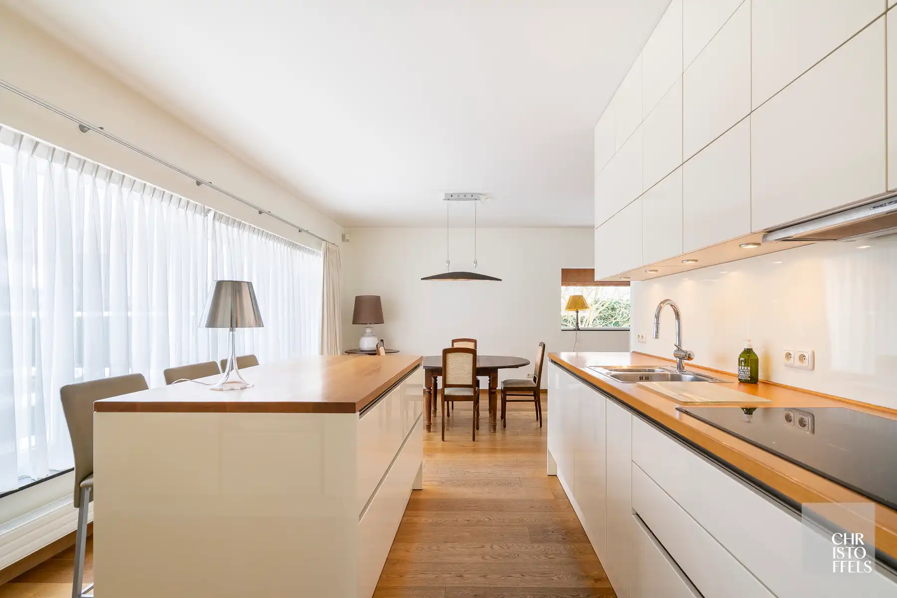 Villa (336m²) met 3 slaapkamers en een zwemvijver op een perceel van 1.219m²!  foto 7