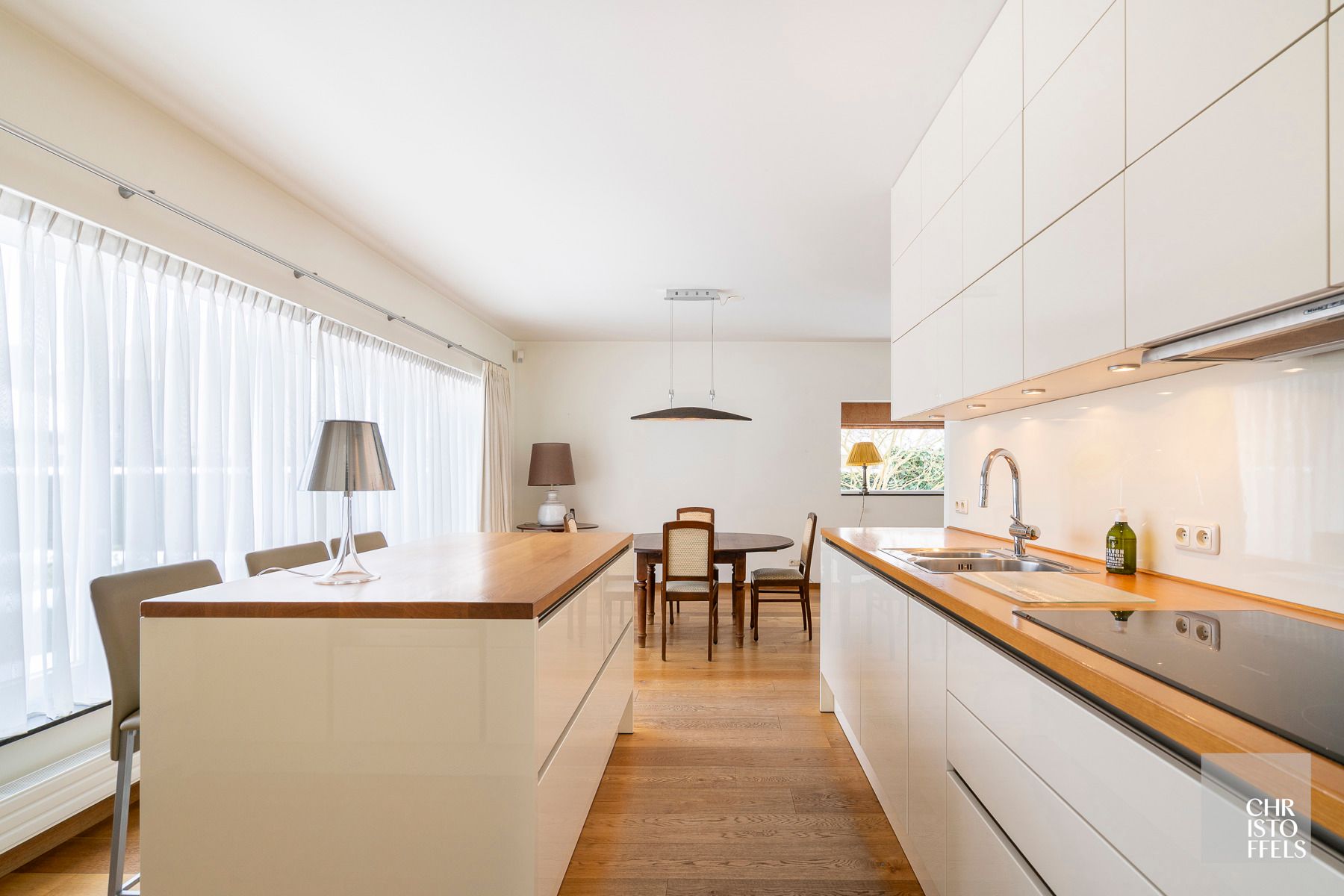 Villa (336m²) met 3 slaapkamers en een zwemvijver op een perceel van 1.219m²!  foto 7