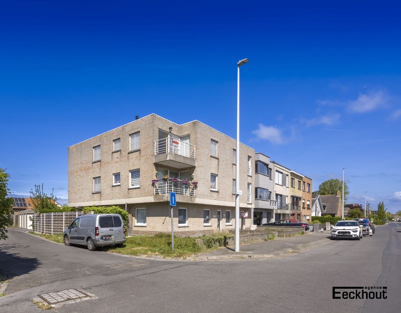 Hoekappartement met terras in kleine residentie te Bredene. foto {{pictureIndex}}