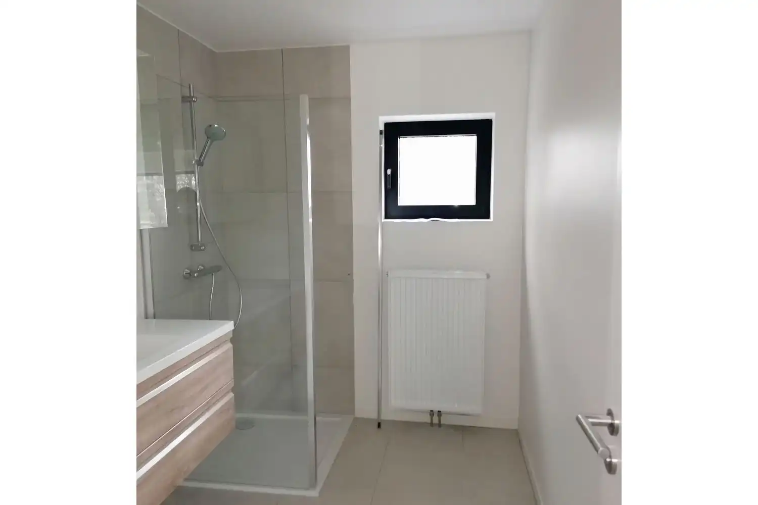 Genk, Busweg 3 bus 11 – Nieuwbouw-duplexappartement met 2 slaapkamers gelegen in een residentiële omgeving op wandelafstand van het centrum. foto 9