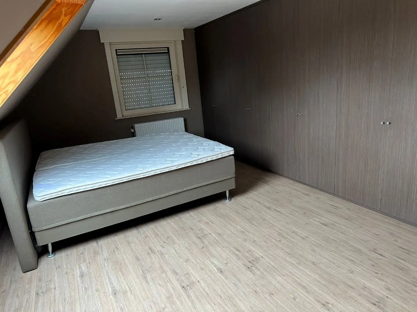 Alleenstaande woning met 3 slaapkamers, 3 garages en veel parkeermogelijkheid! foto 11