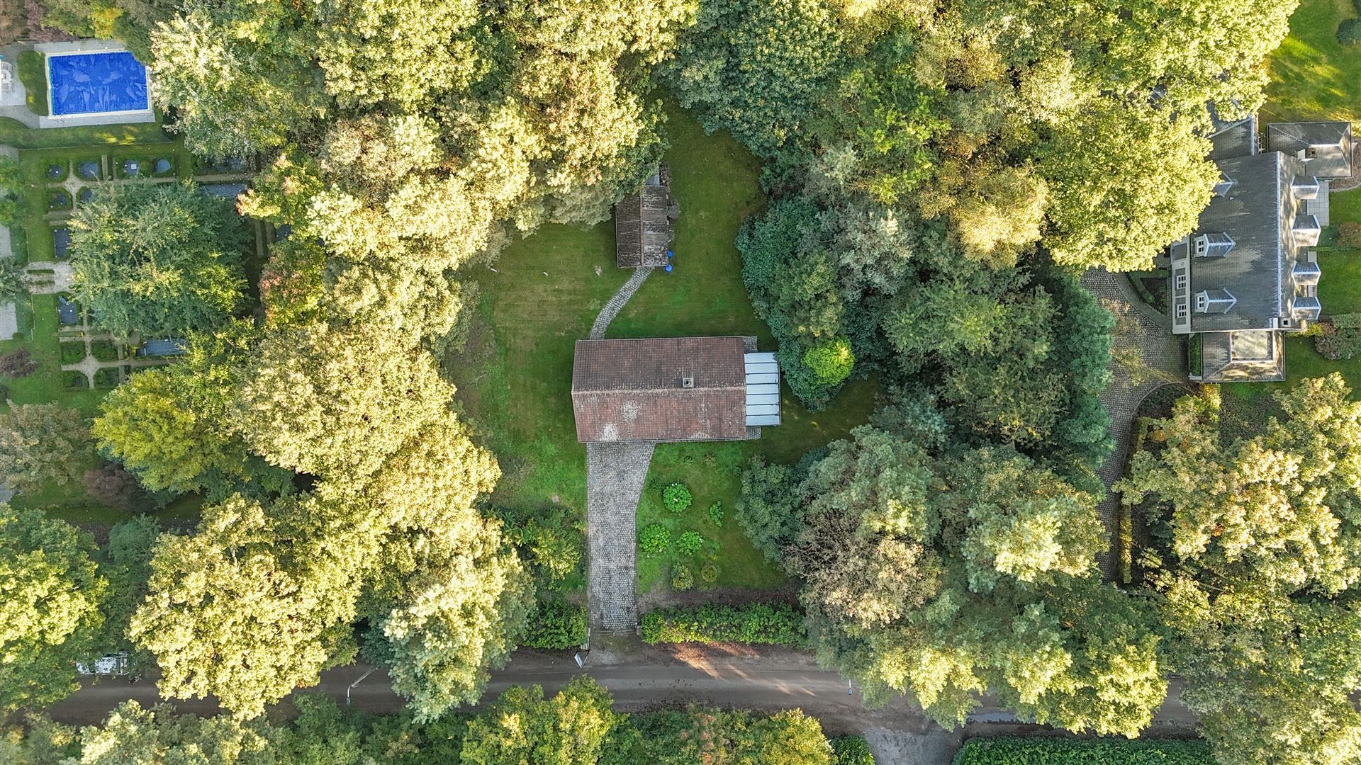 Hoofdfoto van de publicatie: Op te frissen woning gelegen op een prachtig perceel van 33 are