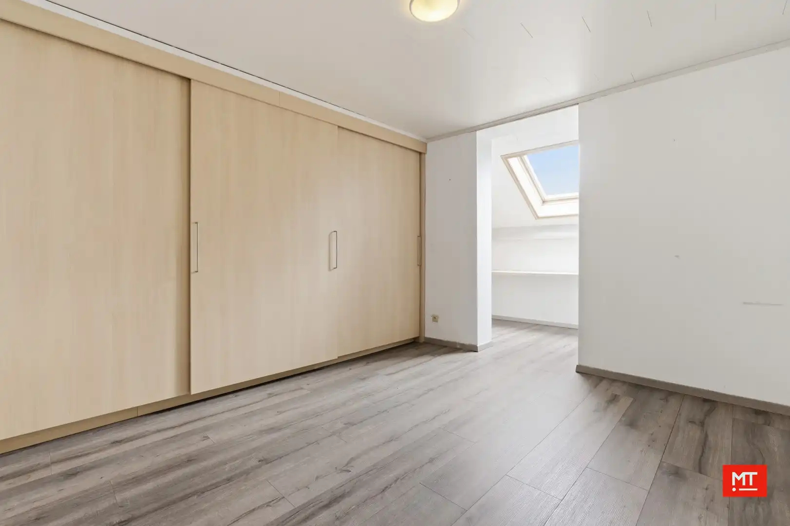 Ruime, instapklare woning met 4 slaapkamers en zonnige tuin in Wevelgem foto 12