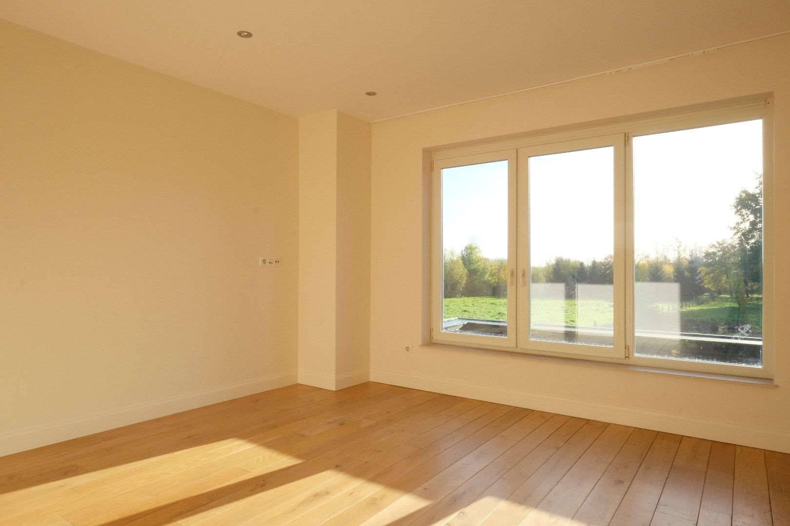 Recente ruime moderne halfopen woning met tuin en garage. foto 11
