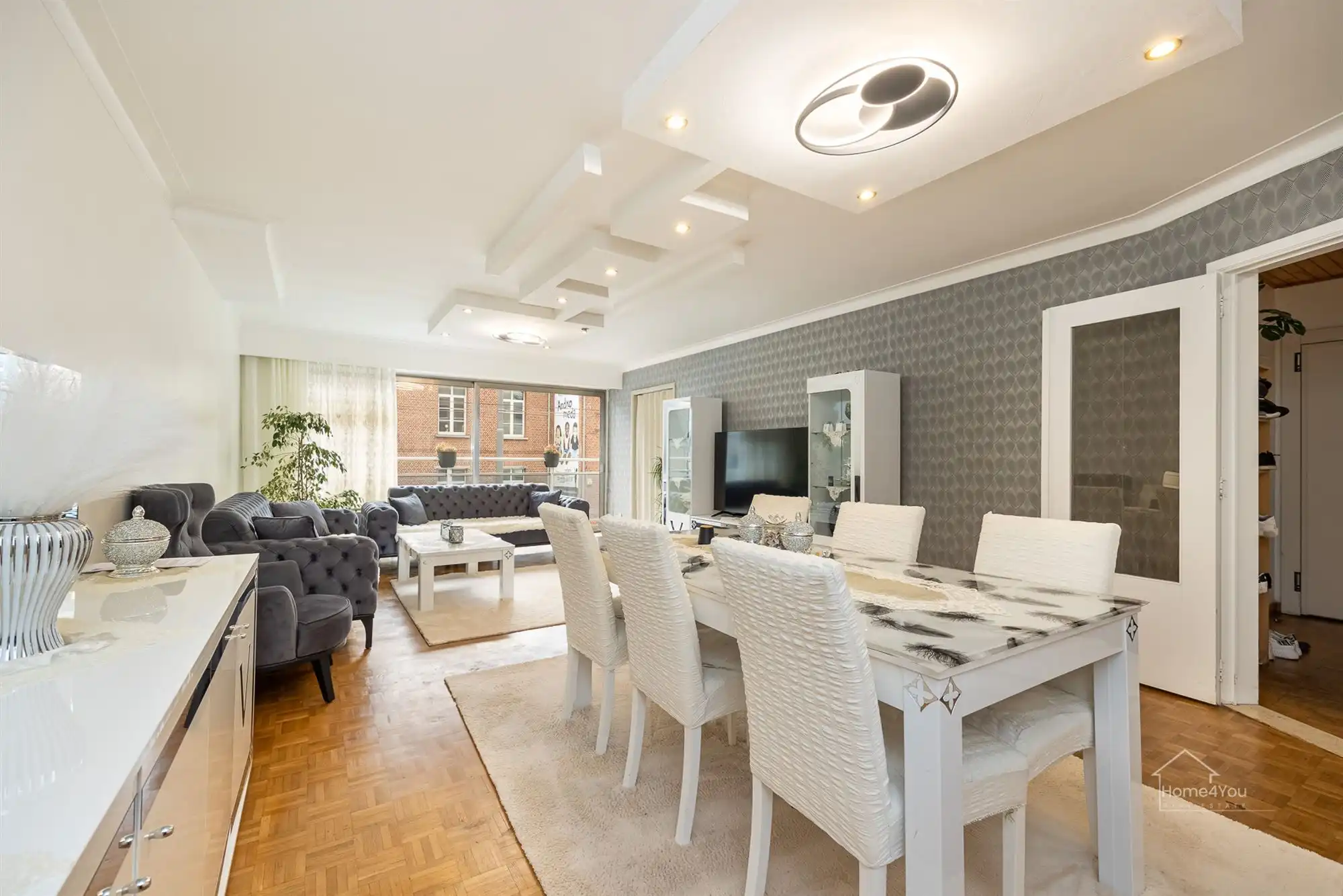 Instapklaar appartement met 3 slpk, terras en een staanplaats te Deurne! foto 2