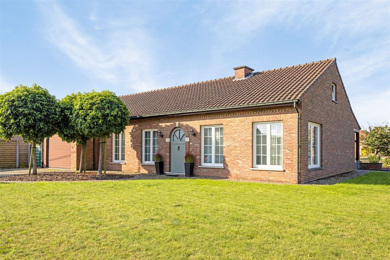 Vrijstaande woning met tijdloze charme en 3 slk. foto 1