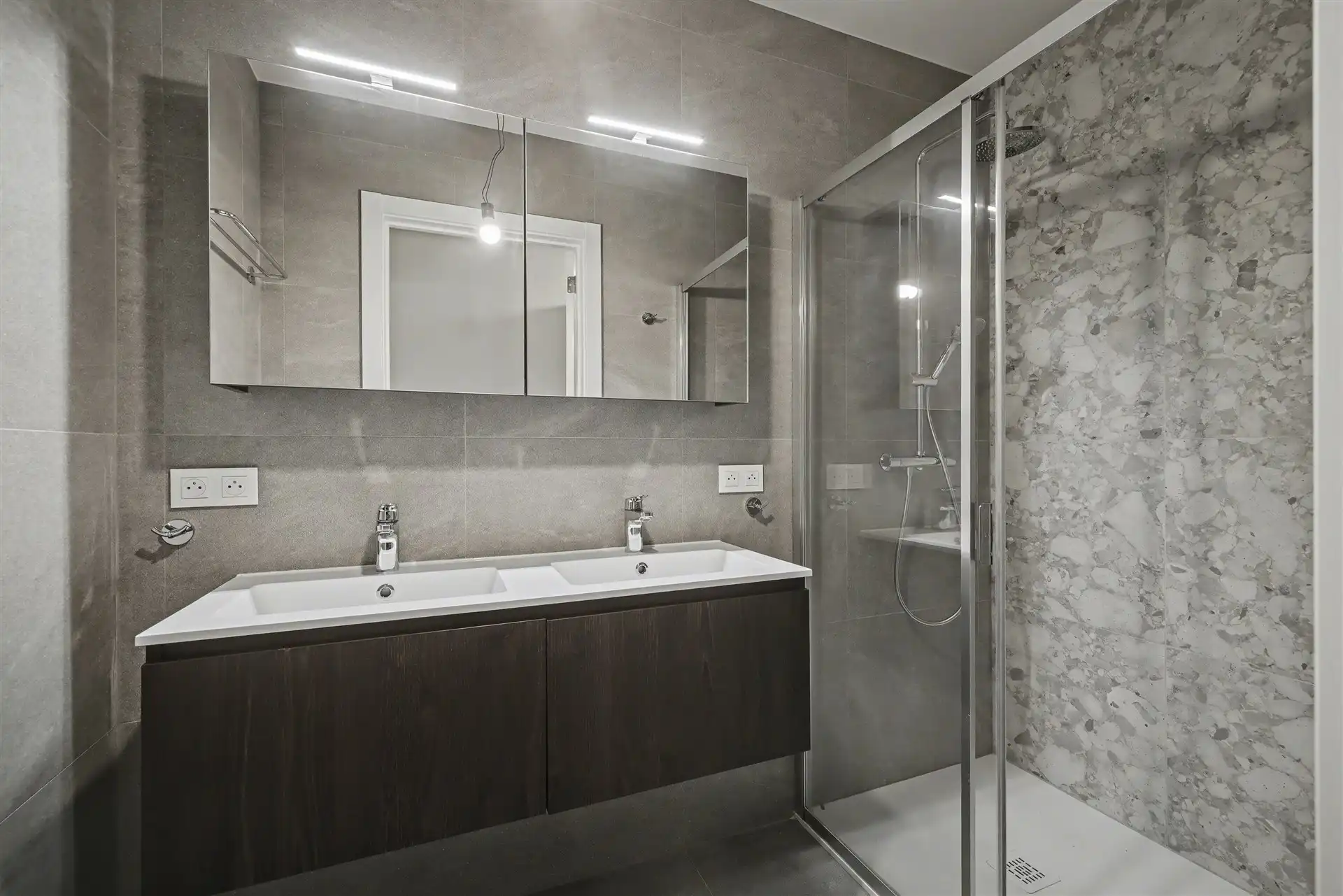 Afgewerkt nieuwbouwappartement met 1 slaapkamer en garage (67m²) foto 11