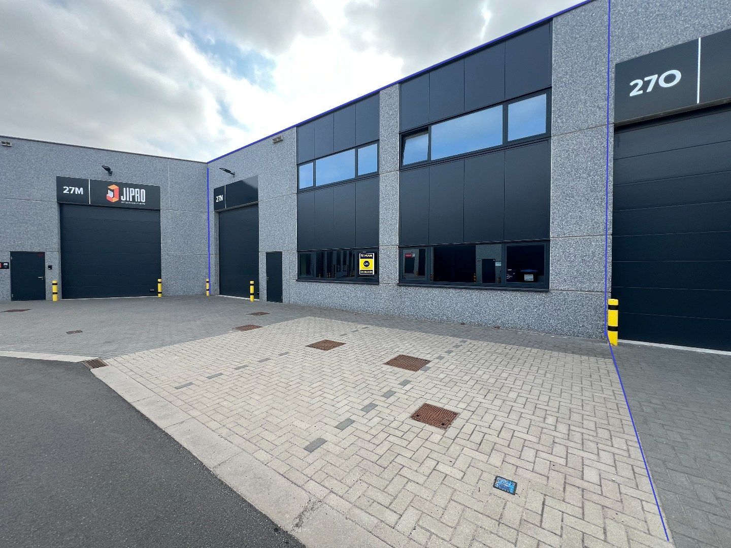 Zeer goed gelegen, ruime en moderne industriehal van +/- 482m² foto {{pictureIndex}}