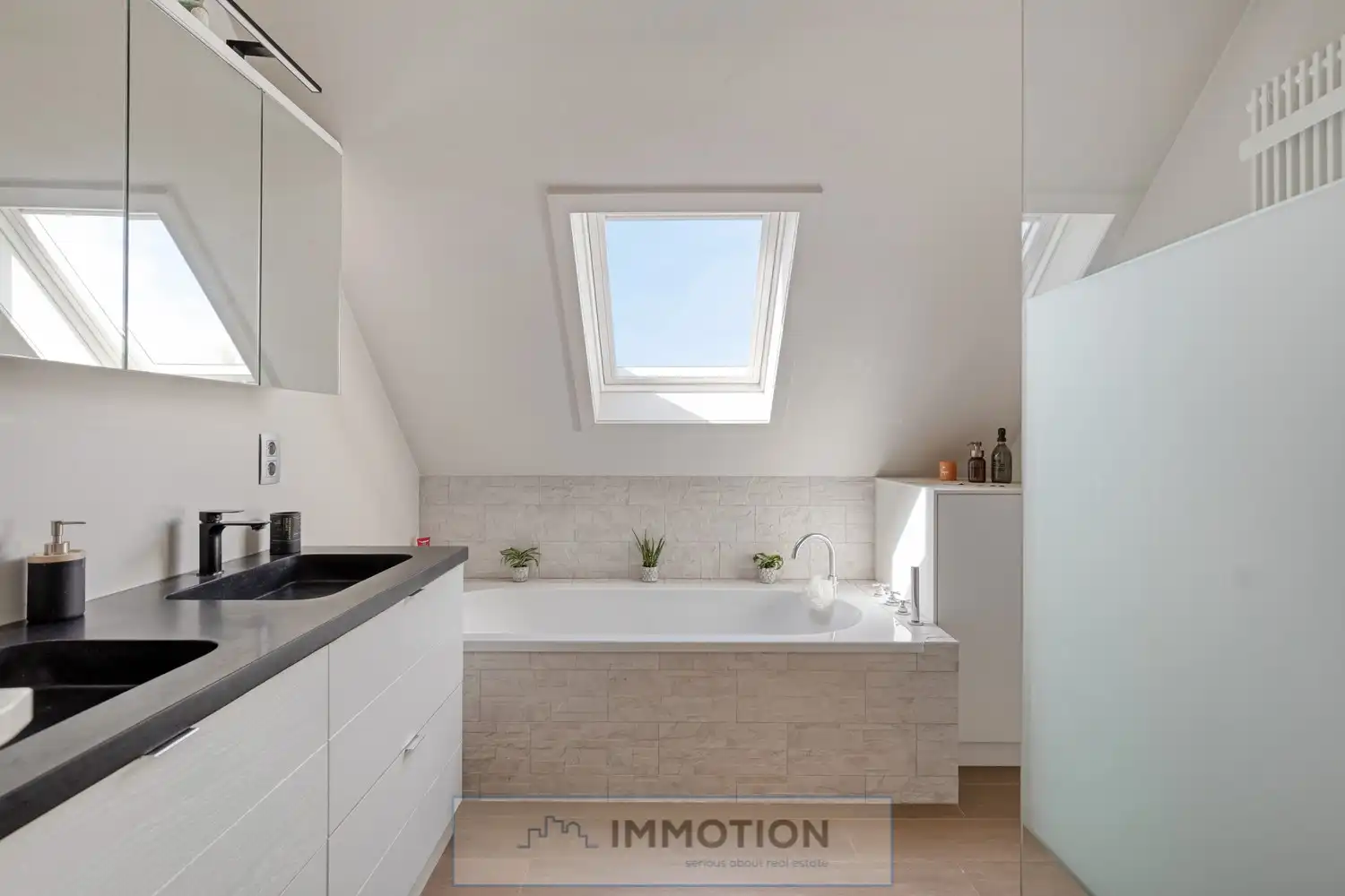 Halfopen gezinswoning met 3 slaapkamers, tuinkamer en poolhouse - Kijkdag met biedmoment op 27/06 foto 14