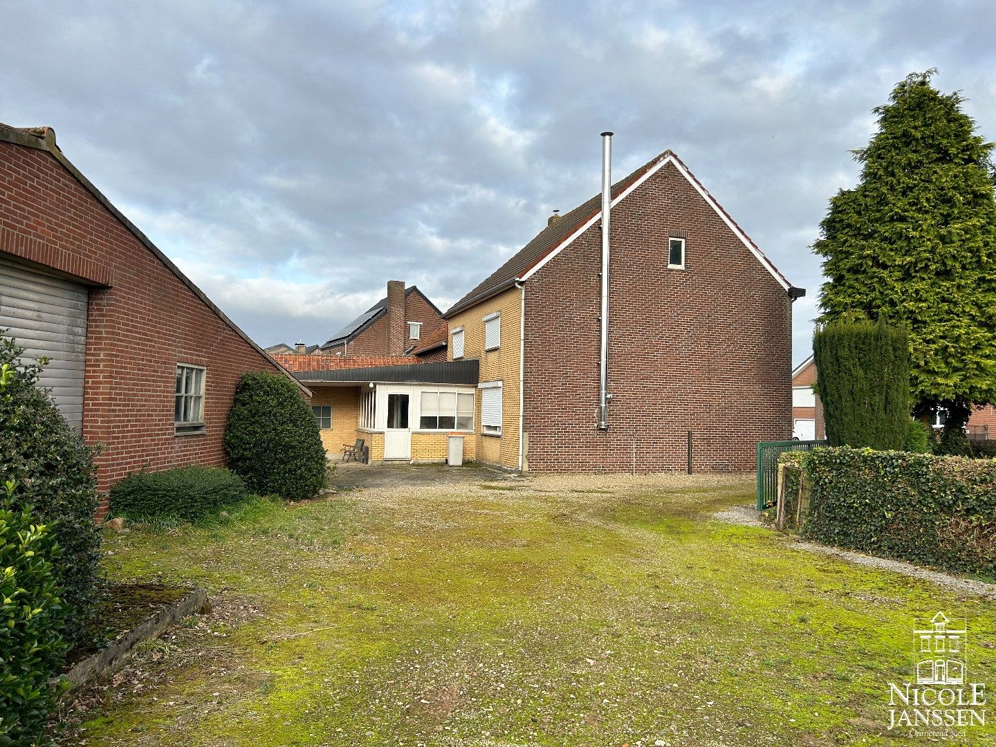 Te renoveren ruime hoevewoning met stallingen en grond foto 18