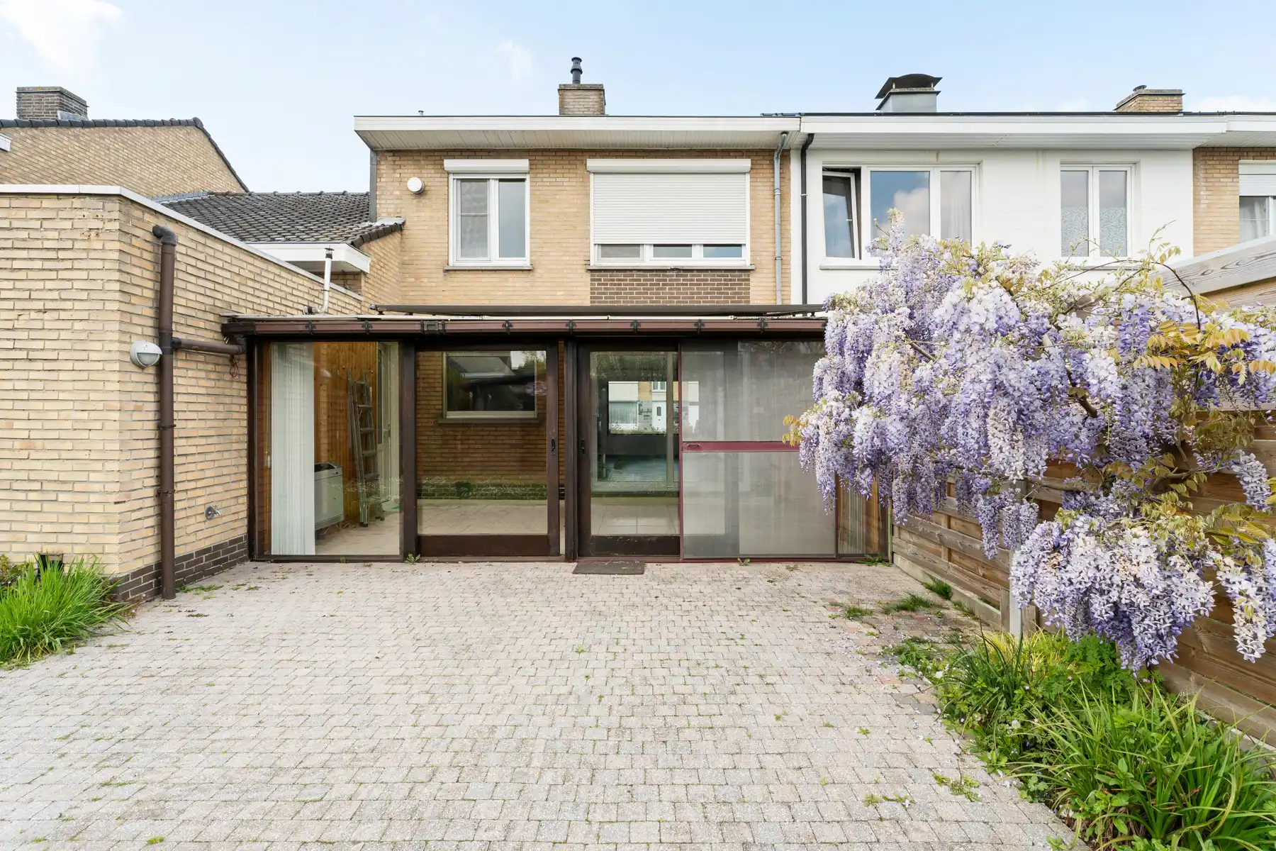 Lichtrijke woning met 4 slaapkamers, garage en verzorgde tuin. foto 3