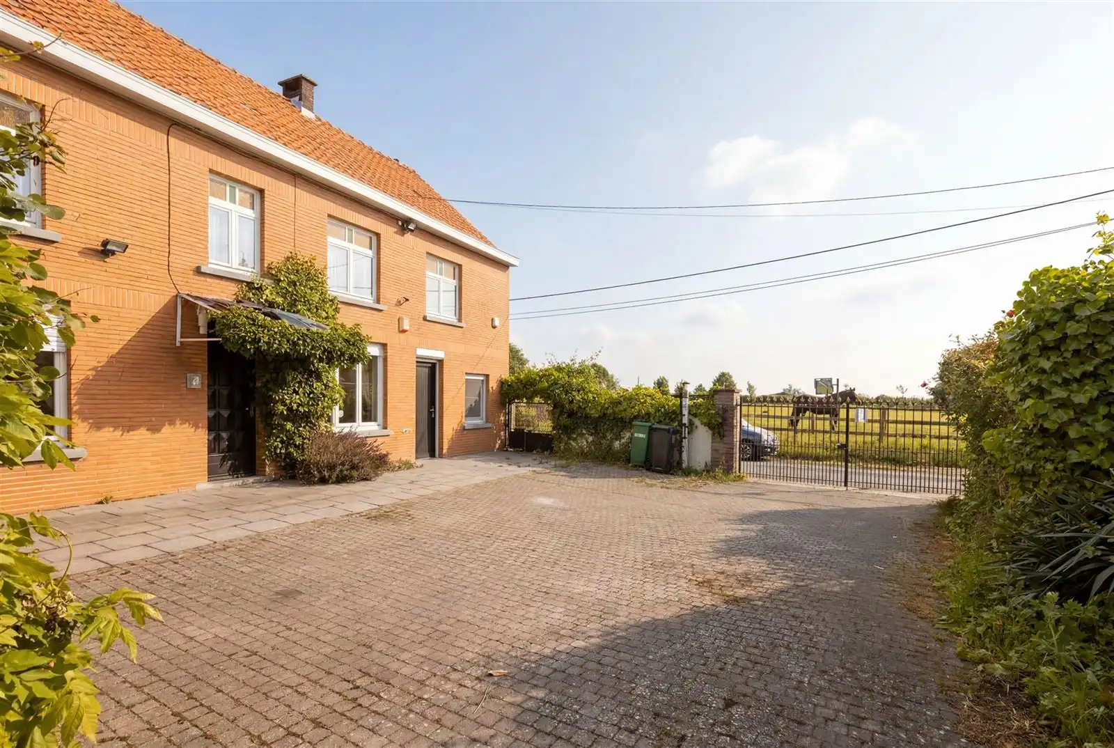 Prachtig gelegen te renoveren  Hoeve woning met stallingen en weides foto 3