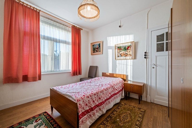 Te renoveren halfopen woning met veel potentieel foto 7