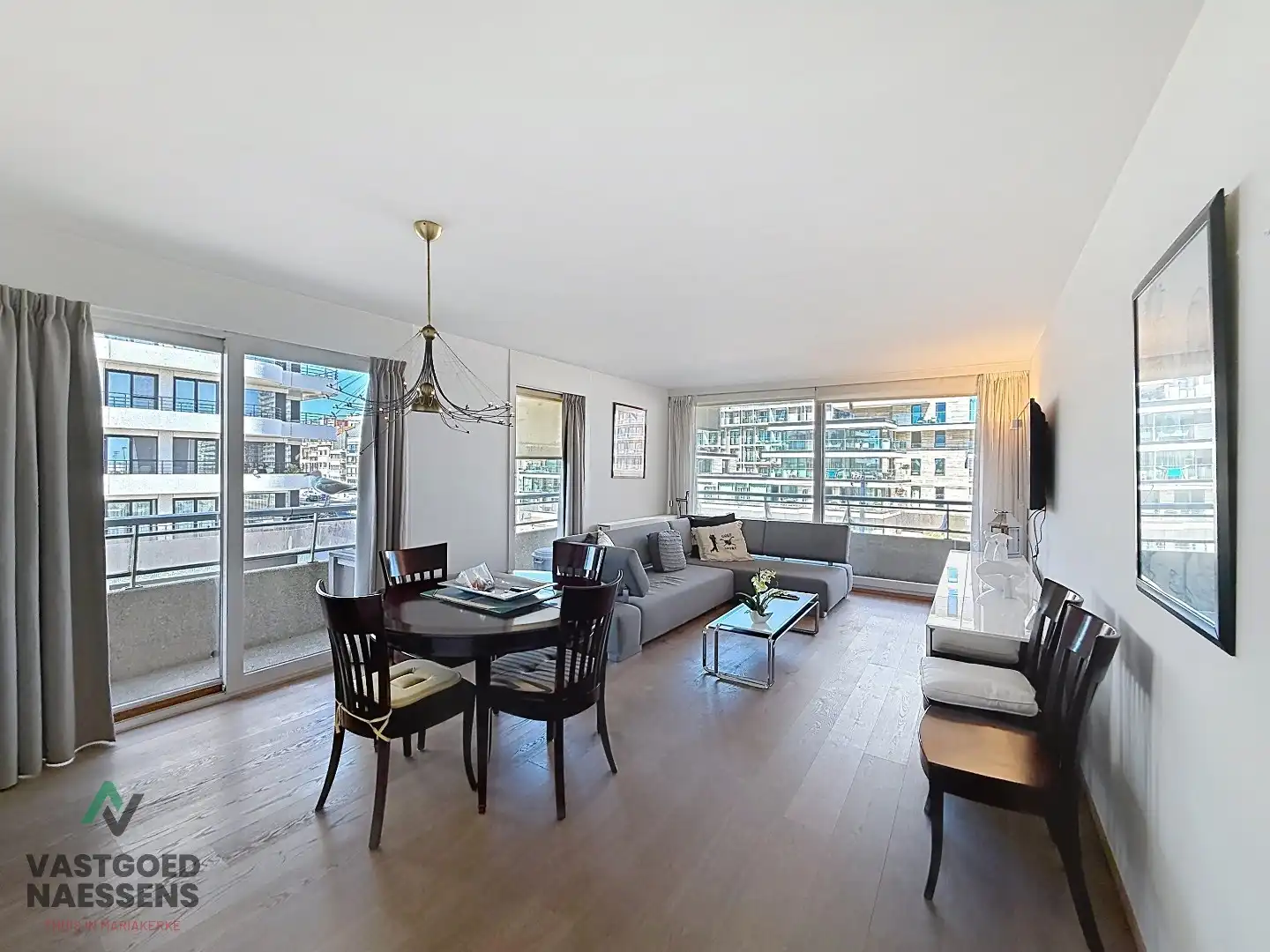 SCHITTEREND VERNIEUWD HOEKAPPARTEMENT – 2 SLPK – TERRASSEN – ZEEZICHT EN ZICHT OP GOLF foto 7